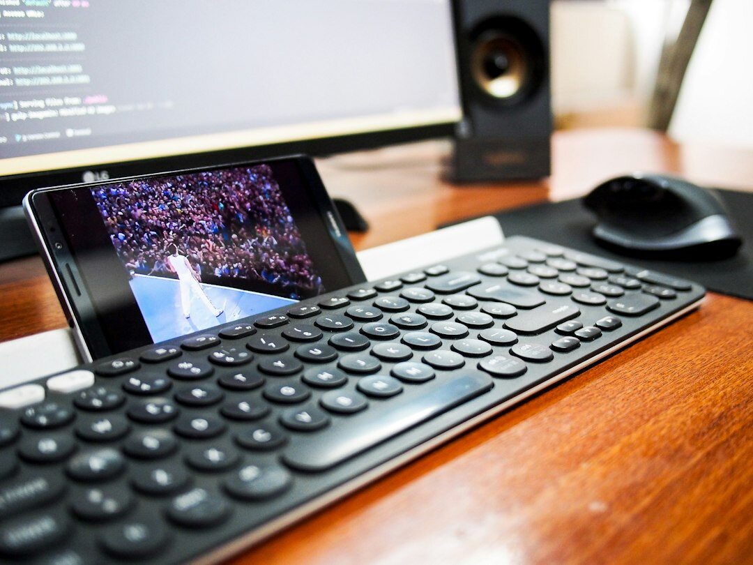 Mains sur un clavier d'ordinateur portable pendant un montage vidéo